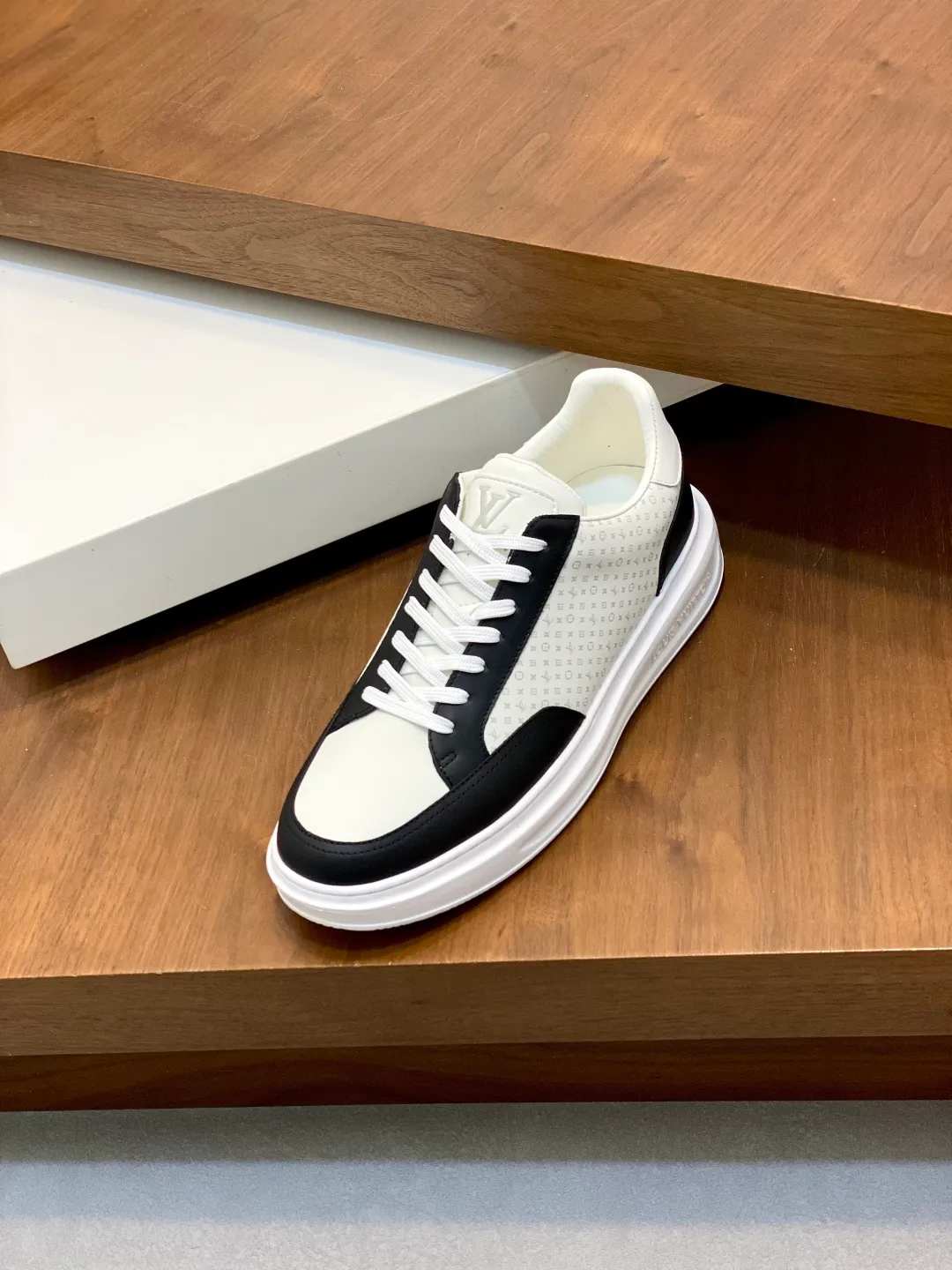 Factory price: 400💰LV🆕 New men's high-end casual sports shoes, using imported first-layer cowhide silk-screened brand lougou, original ultra-light men's shoes 💰u outsole, wear-resistant and comfortable, Monogram lougou embellished rubber outsole, breathable mesh lining, versatile classic style! Size: 38-44 (.45, 46 customized)